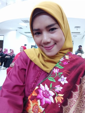 Riza Fadiah Amir S,Pd, Gr